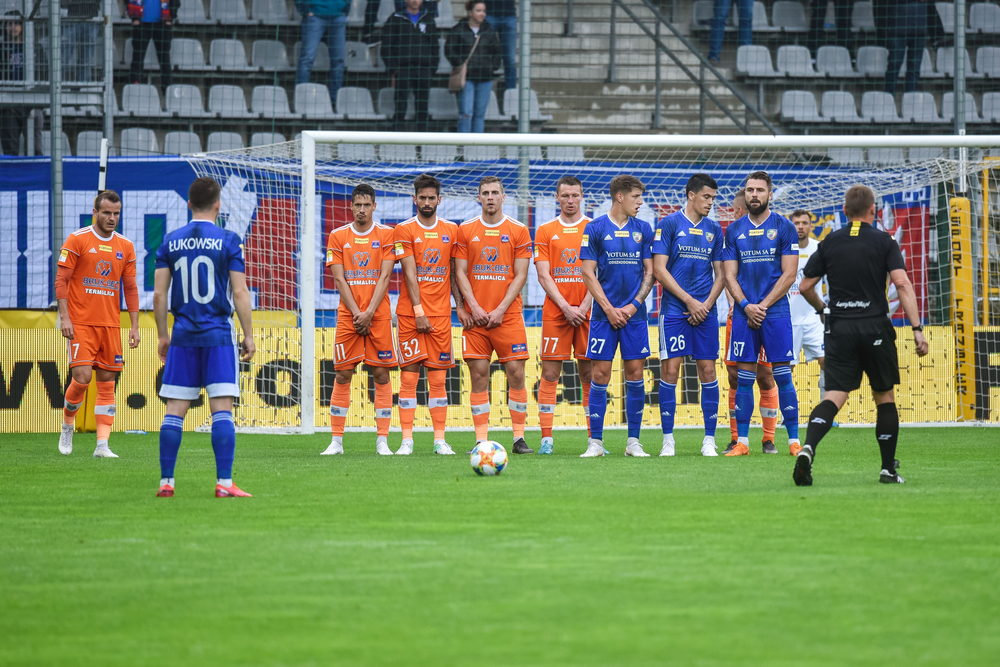 Does the defensive wall hinder goalkeepers?